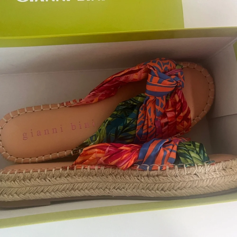 Gianni Bini Sandals size 8 Pink New Fabric summer Colorful travel sandals NIB - Picture 4 of 6